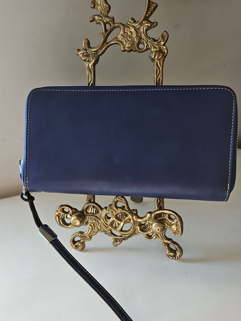 NWOT LAVEMI RFID BLUE LEATHER WALLET/WRISTLET